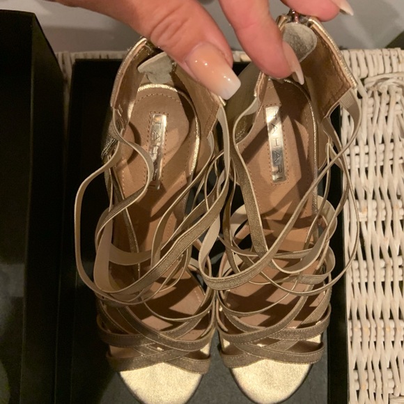 Metallic gold Tahari heels Size 10 - Picture 5 of 8